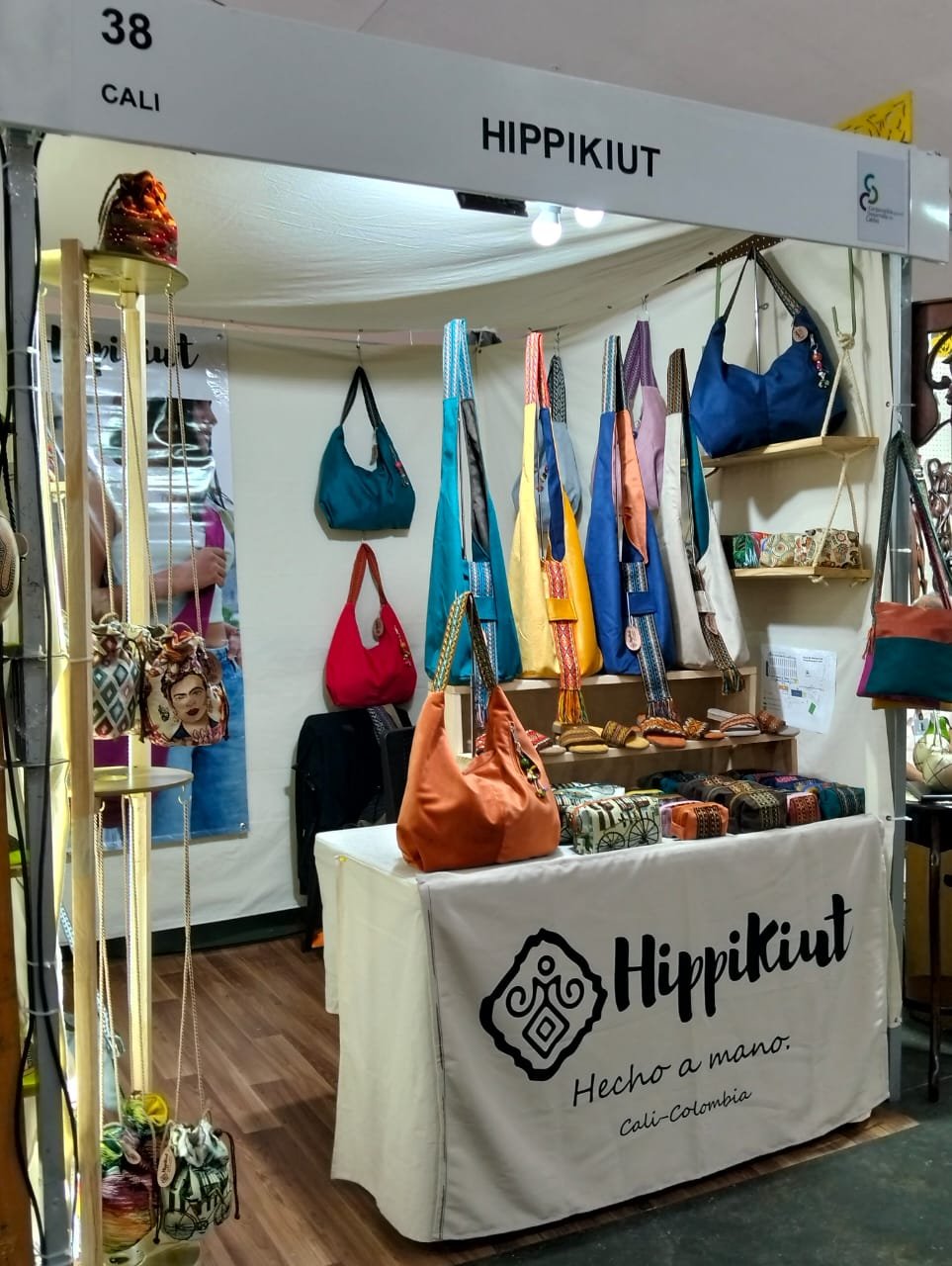 Bolsos, sandalias y Feria Artesanal.
